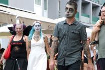 Zombie povorka na Grossmannovem festivalu