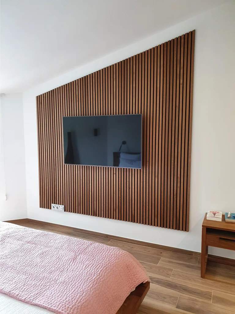 10 primerov sten z lesenimi paneli in namestitvijo televizorja