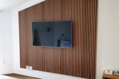 10 primerov sten z lesenimi paneli in namestitvijo televizorja