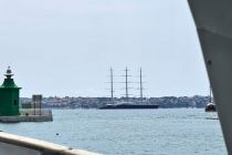 Jadrnica Black Pearl v Piranskem zalivu