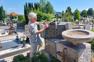 Venec na grob Benedikta Zeilhoferja je v imenu Domovinskega društva generala Rudolfa Maistra Maribor položil njegov predsednik Aleš Arih.