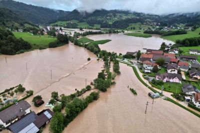 Poplave v Dolenji vasi pri Polhovem Gradcu