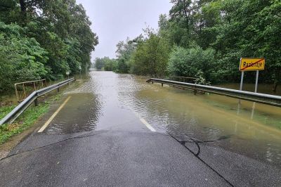 Cesta je bila v zadnjih dneh poplavljena