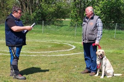 Rudi Stegmüller in mlada labradorka Samara na izpitu