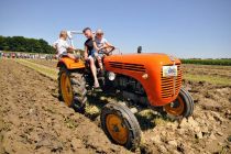 Oranje s starodobnimi traktorji na Krčevini