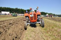 Oranje s starodobnimi traktorji na Krčevini