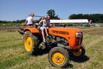 Oranje s starodobnimi traktorji na Krčevini