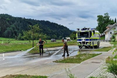 Vodni top pomaga pri čiščenju cest, foto: Ministrstvo za notranje zadeve