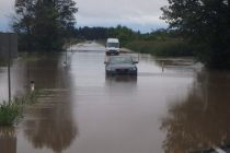 Zapora ceste zaradi poplav