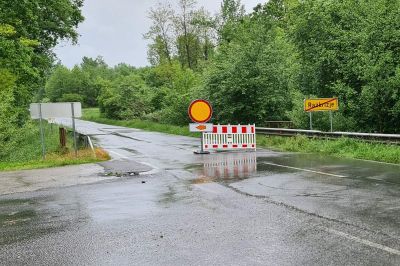 Popolna zapora ceste zaradi razlitja Mure