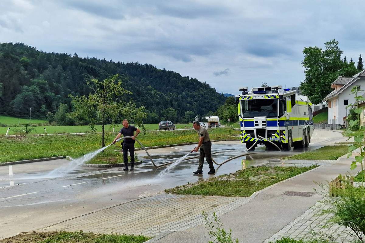 Vodni top pomaga pri čiščenju cest, foto: Ministrstvo za notranje zadeve