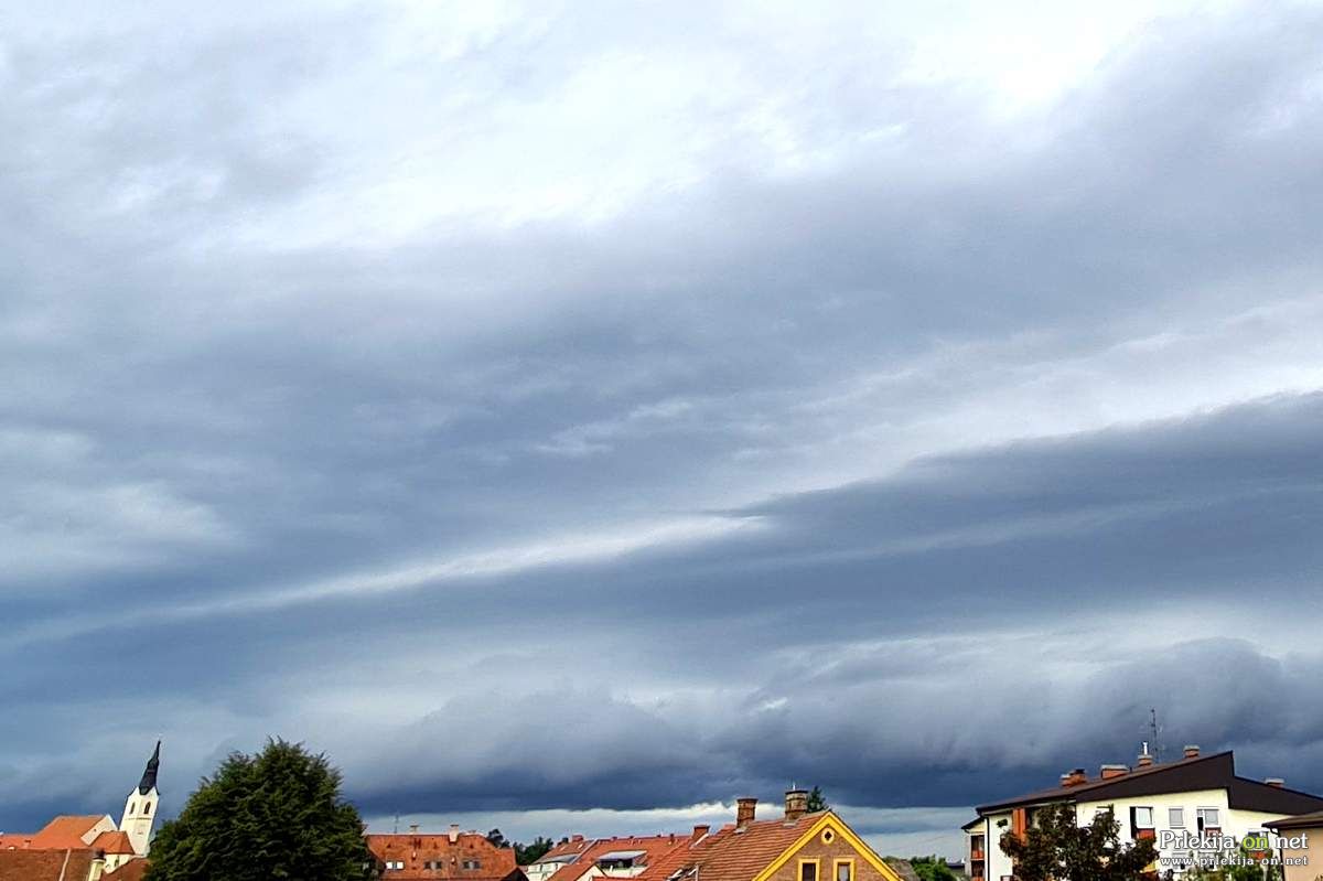 Arso je za četrtek, petek in soboto za celotno državo izdal oranžno opozorilo.