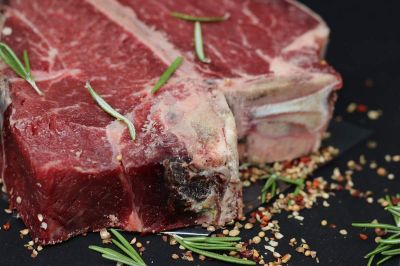 V govejem mesu so odkrili salmonelo (simbolična fotografija)