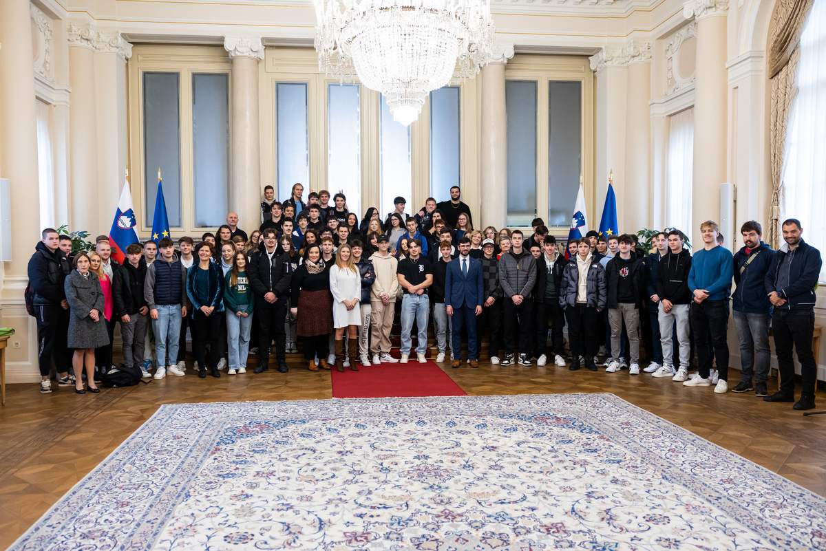 Skupinska fotografija dijakov v kristalni dvorani predsedniške palače, foto: Kabinet predsednika vlade/Žan Kolman