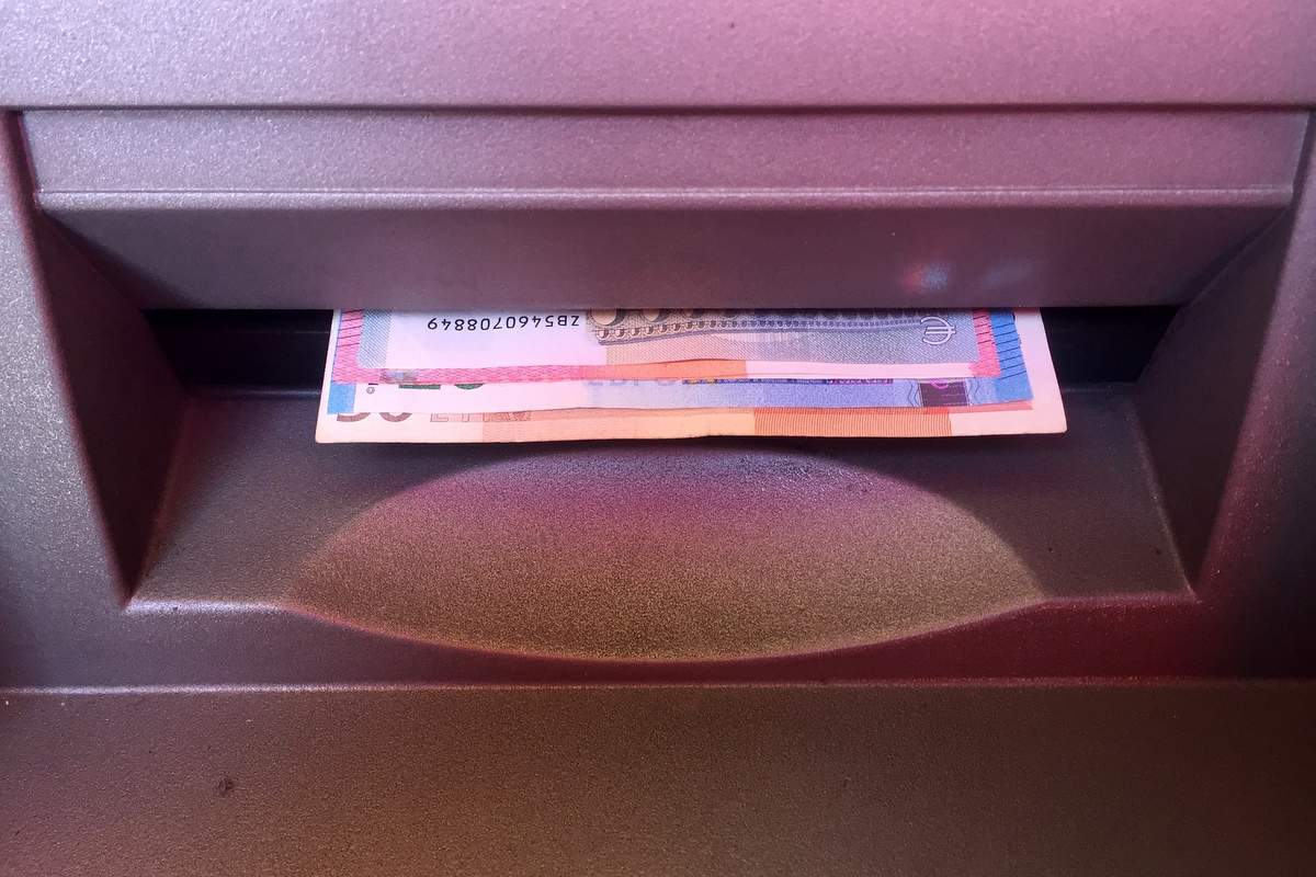 Občan je pozabil vzeti denar na bankomatu