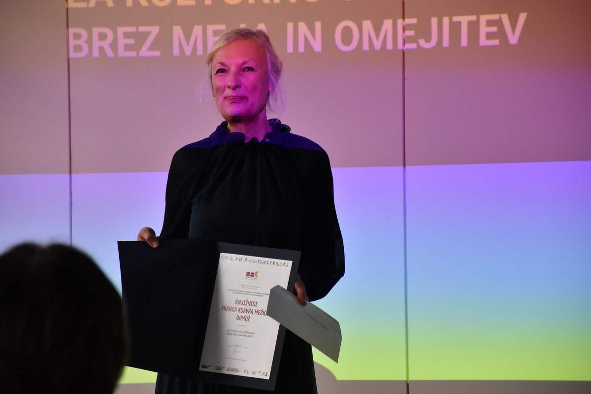 Direktorica Knjižnice Franca Ksavra Meška Ormož, Milica Šavora, ob prejetju nagrade za najboljši projekt