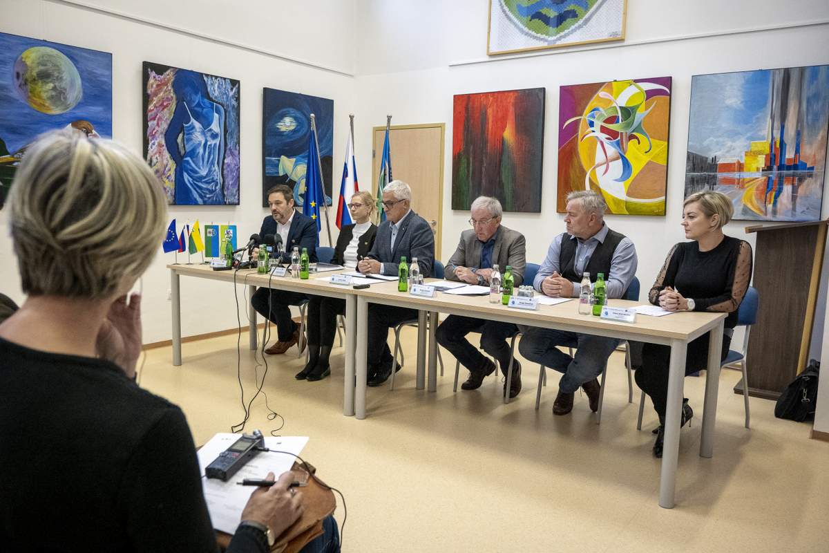 Novinarska konferenca nadgradnja Sistema C