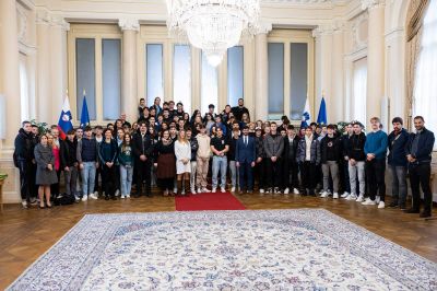 Skupinska fotografija dijakov v kristalni dvorani predsedniške palače, foto: Kabinet predsednika vlade/Žan Kolman