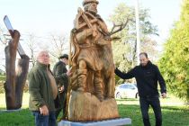 Postavitev lesene skulpture sv. Huberta