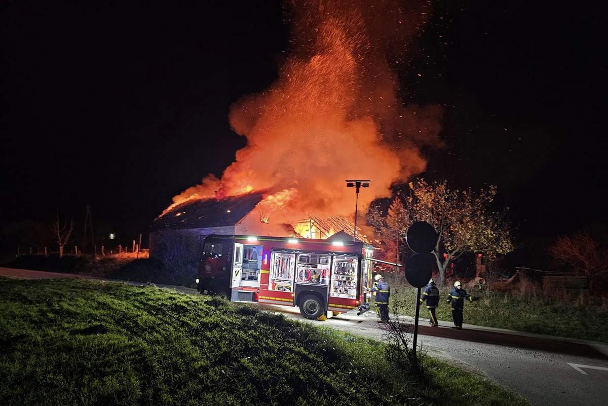 Skupaj je požar gasilo 50 gasilcev