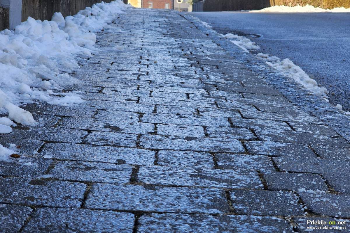 Poledenele pohodne površine