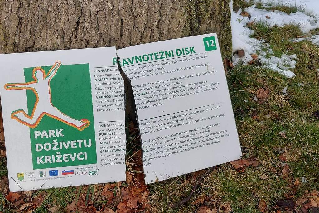 Uničene table v Parku doživetij, foto: Občina Križevci