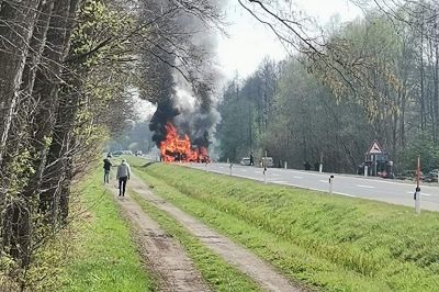 V gorečem vozilu voznik podlegel poškodbam