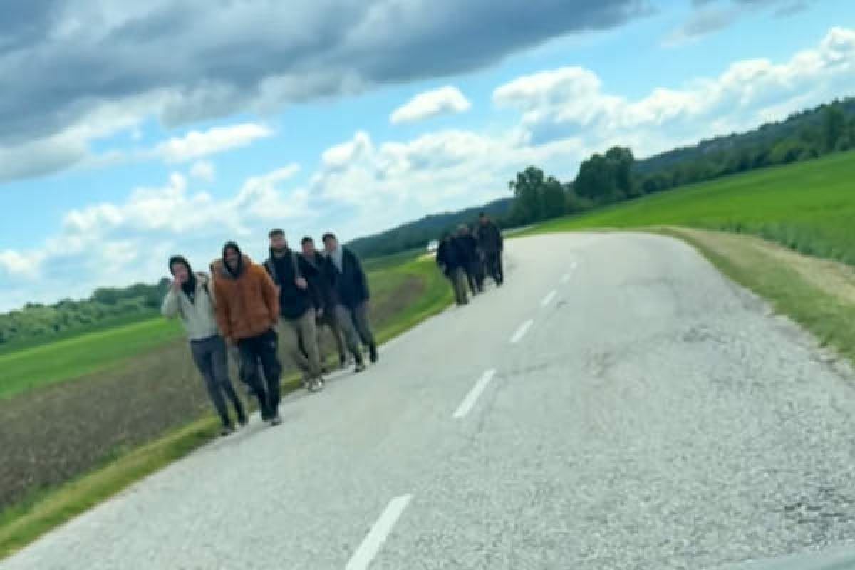 Tujci so pešačili ob cesti Tujci so pešačili ob cesti