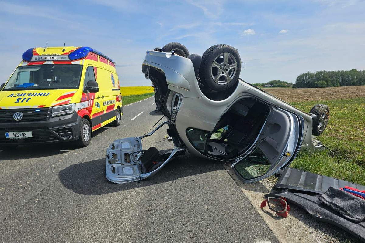 Osebno vozilo končalo na strehi | Prlekija-on.net