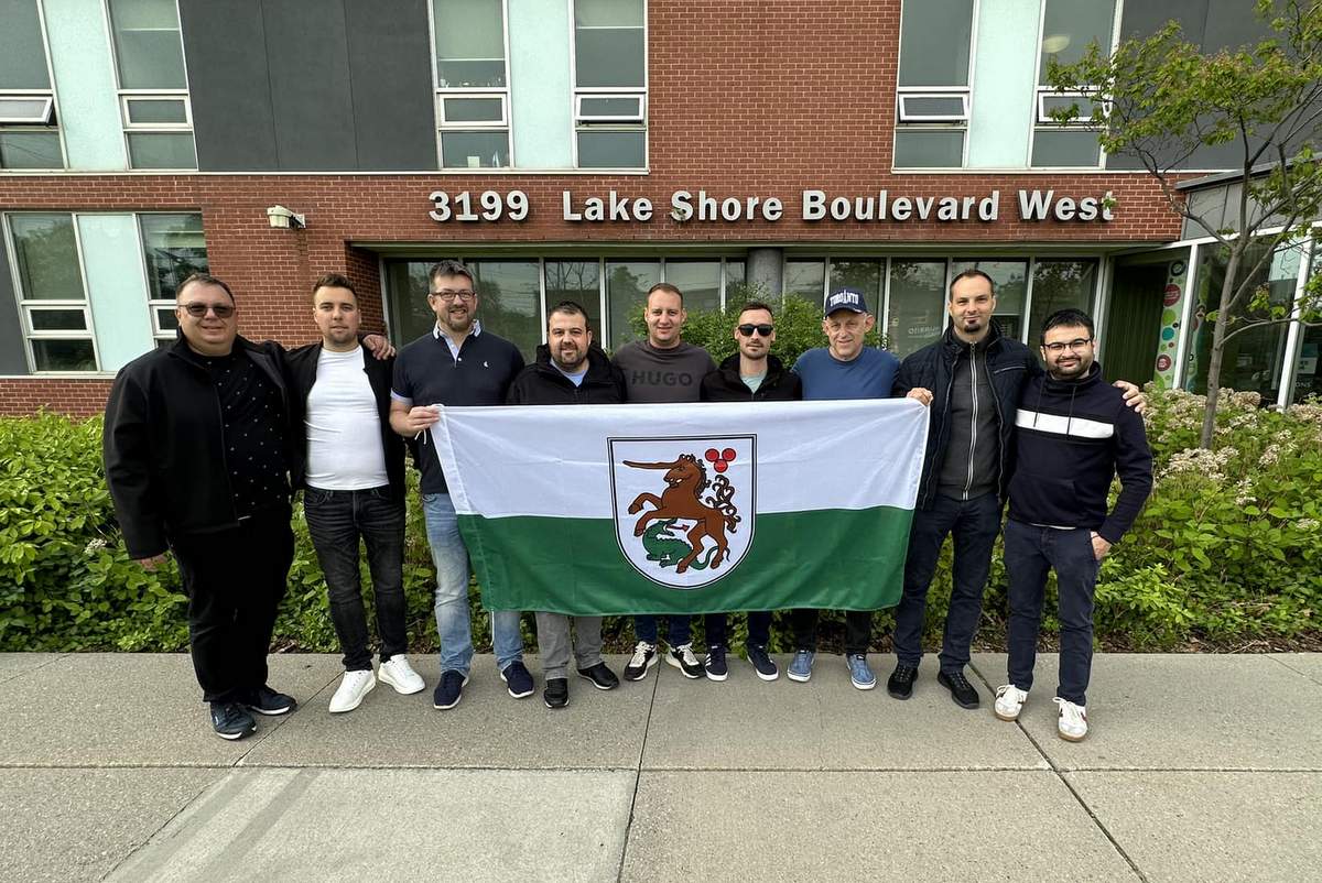 Ljutomerski oktet pred Humber College Lakeshore Campusom