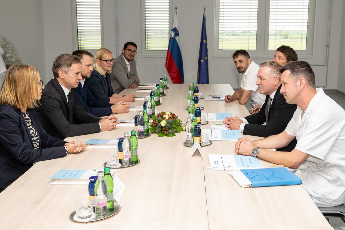 Na delovnem sestanku z vodstvom bolnišnice sta se seznanila z aktualnimi izzivi, foto: Aleš Cipot