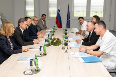 Na delovnem sestanku z vodstvom bolnišnice sta se seznanila z aktualnimi izzivi, foto: Aleš Cipot