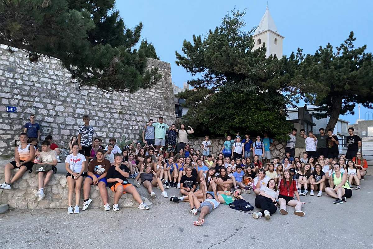 Otroci na letovanju v Baški