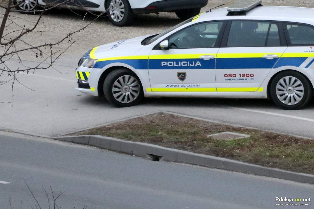 V soboto zasegli dva osebna avtomobila in moped