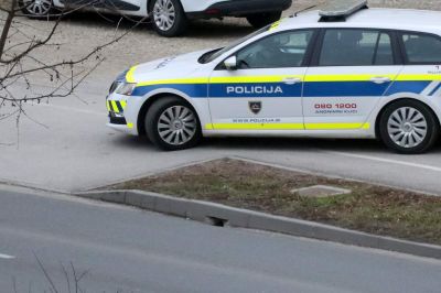 V soboto zasegli dva osebna avtomobila in moped
