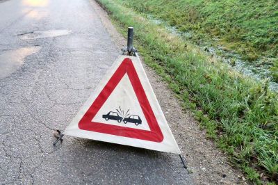 Voznica pod vplivom alkohola zapeljala z vozišča in trčila v brežino obcestnega jarka
