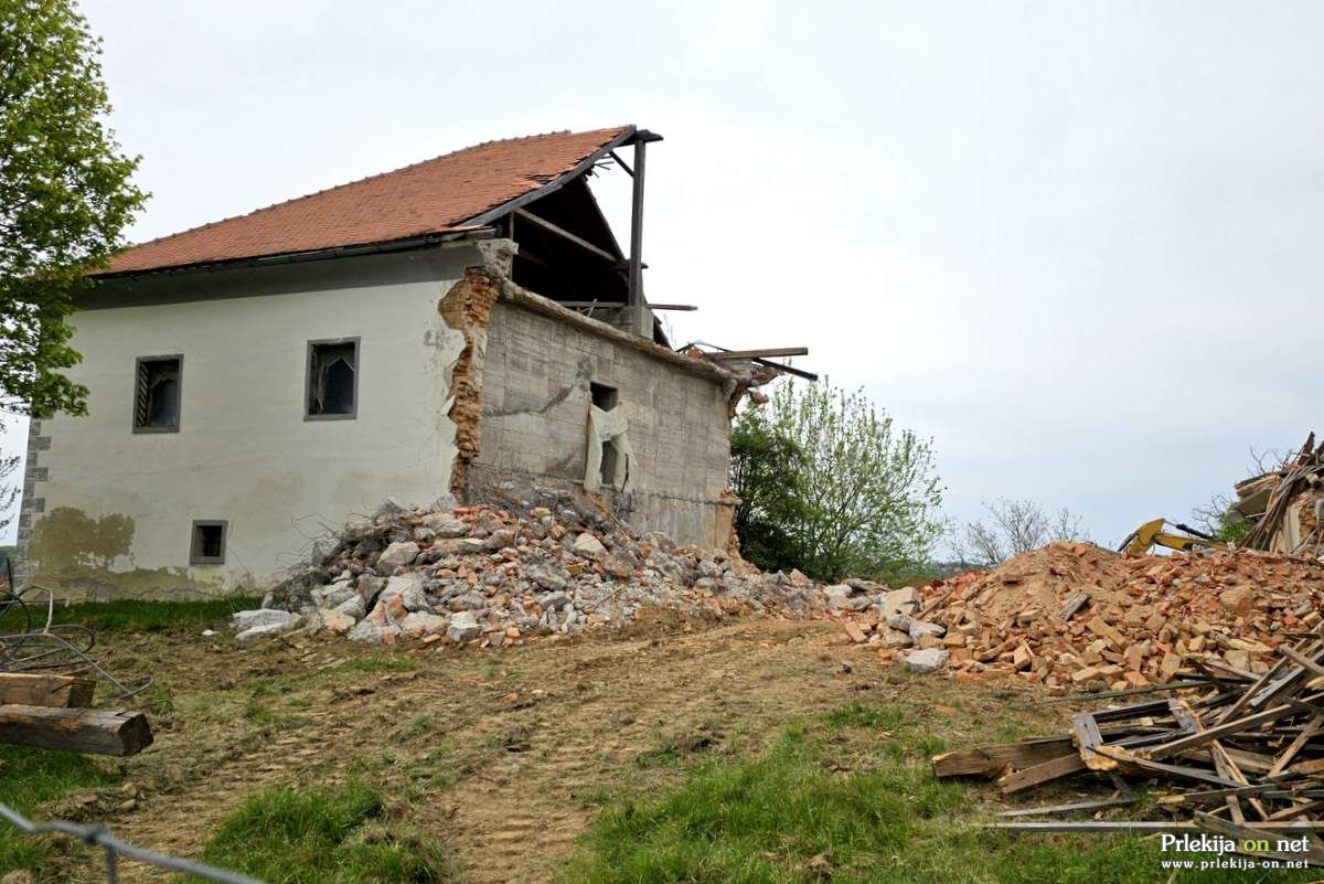 Ostanek gradu oz. dvorca Železne Dveri