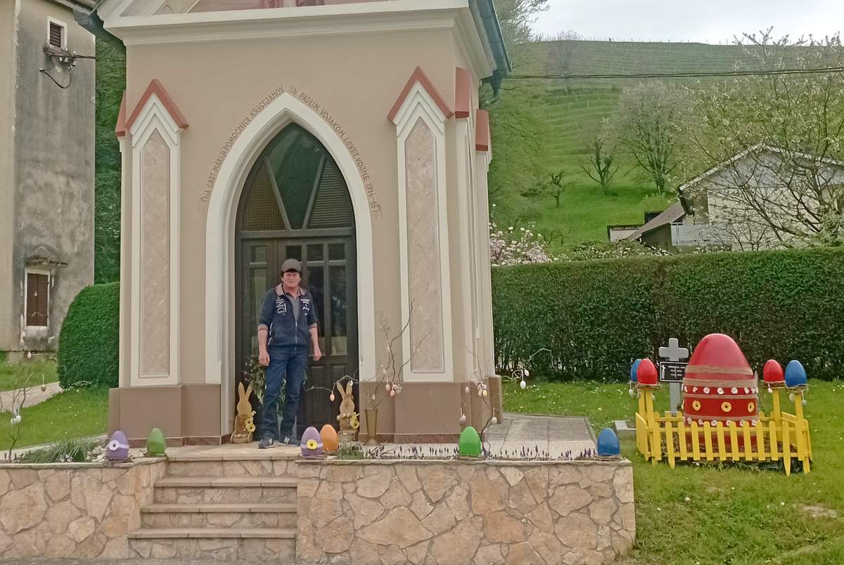 Velikonočno okrašena kapelica v Presiki