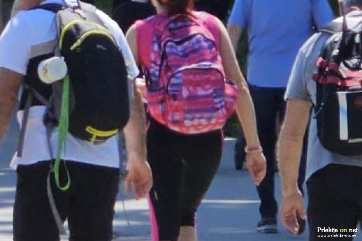 Išče se roza nahrbtnik na fotografiji