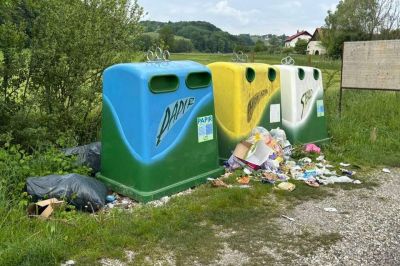 Smeti ob ekološkem otoku