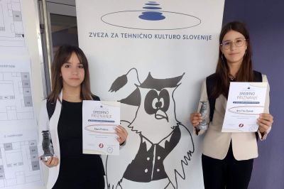 Srebrni raziskovalki iz OŠ Cezanjevci, foto: Nataša Pušenjak