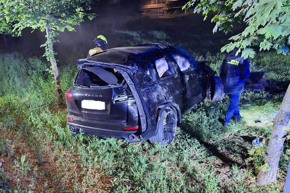 Vozilo je končalo na zelenici