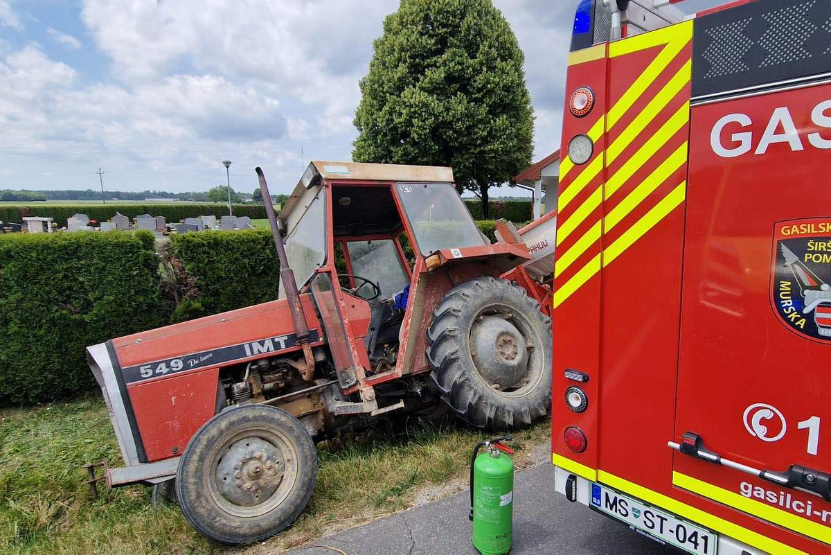 Traktor je končal v jarku