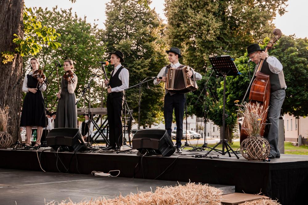 Zaigrajmo in zapojmo pod kostanji ob 135 letnici KD Slavko Osterc Veržej s Prifarskimi muzikanti