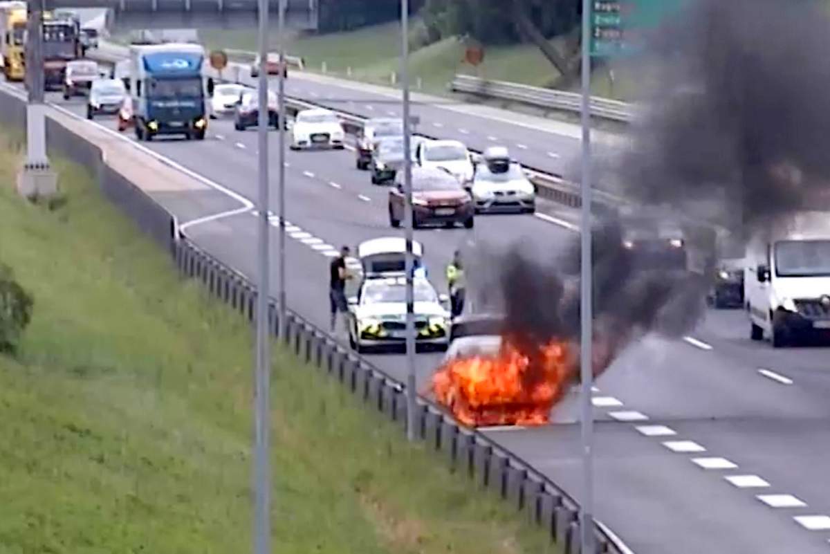 Na avtocesti gori vozilo