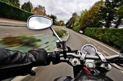 Lepa vožnja po zaviti cesti, veter v laseh in užitek ob vožnji motorja – vse to je mogoče doživeti tudi varno