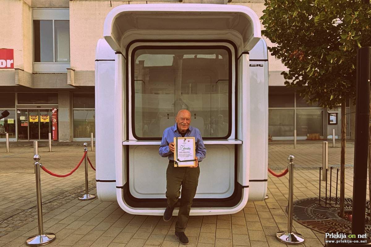 Saša J. Mächtig pred kioskom K67 v Ljutomeru