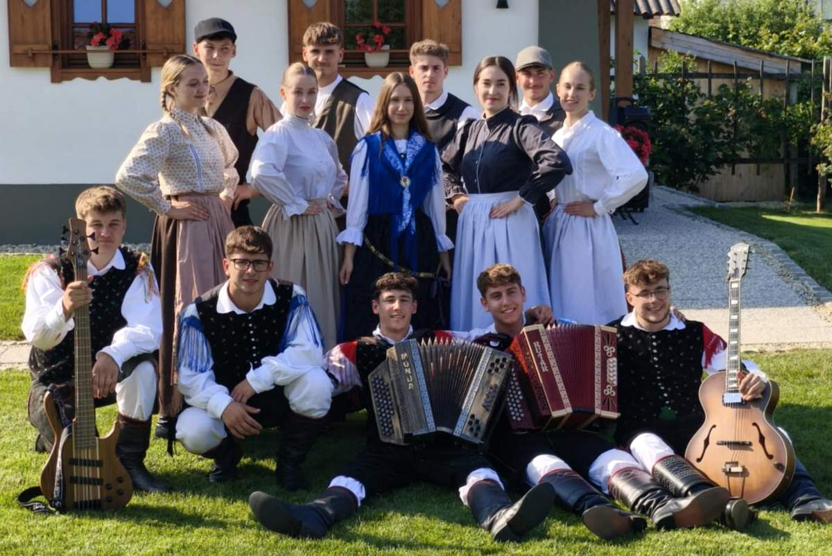 Mladi duet Ben-Maj in Julia z ansamblom Klic in folklorno skupino Püšlc