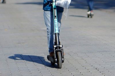 77-letna voznica e-skiroja padla in se huje poškodovala