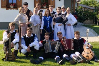 Mladi duet Ben-Maj in Julia z ansamblom Klic in folklorno skupino Püšlc